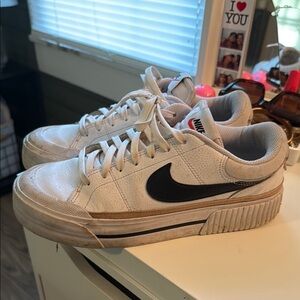 White nike tennis shoes